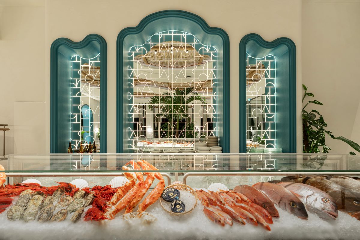 Illuminated glass feature with golden detailing